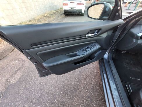 Used 2025 Nissan Altima 2.5 SV image 11