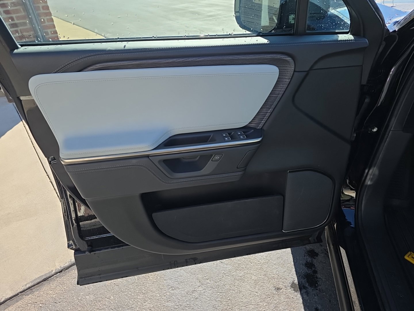 Used 2025 Rivian R1S Adventure Dual AWD/4WD image 17