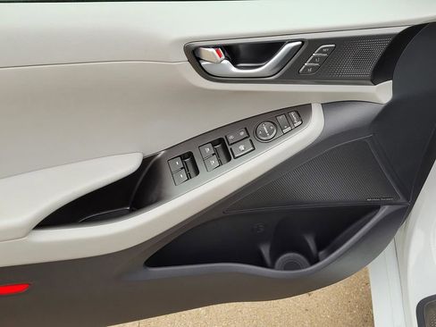 Used 2020 Hyundai Ioniq Limited image 19