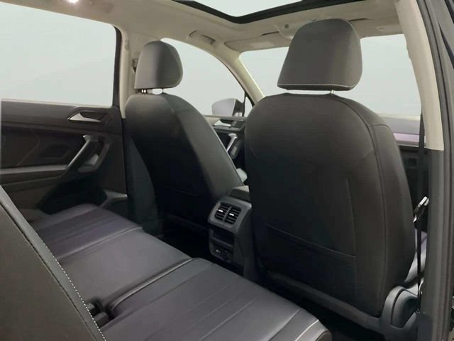 Used 2023 Volkswagen Tiguan SE w/ Panoramic Sunroof Package FWD image 24