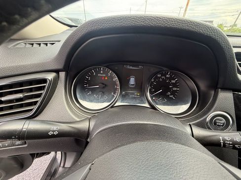 Used 2017 Nissan Rogue SV FWD image 17