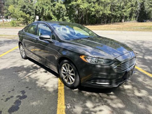 Used 2017 Ford Fusion SE w/ Fusion SE Technology Package image 3