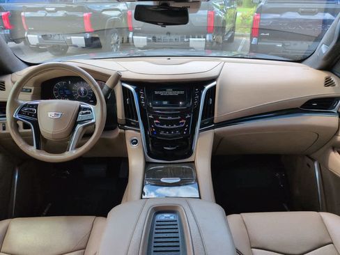 Used 2018 Cadillac Escalade Platinum RWD image 15
