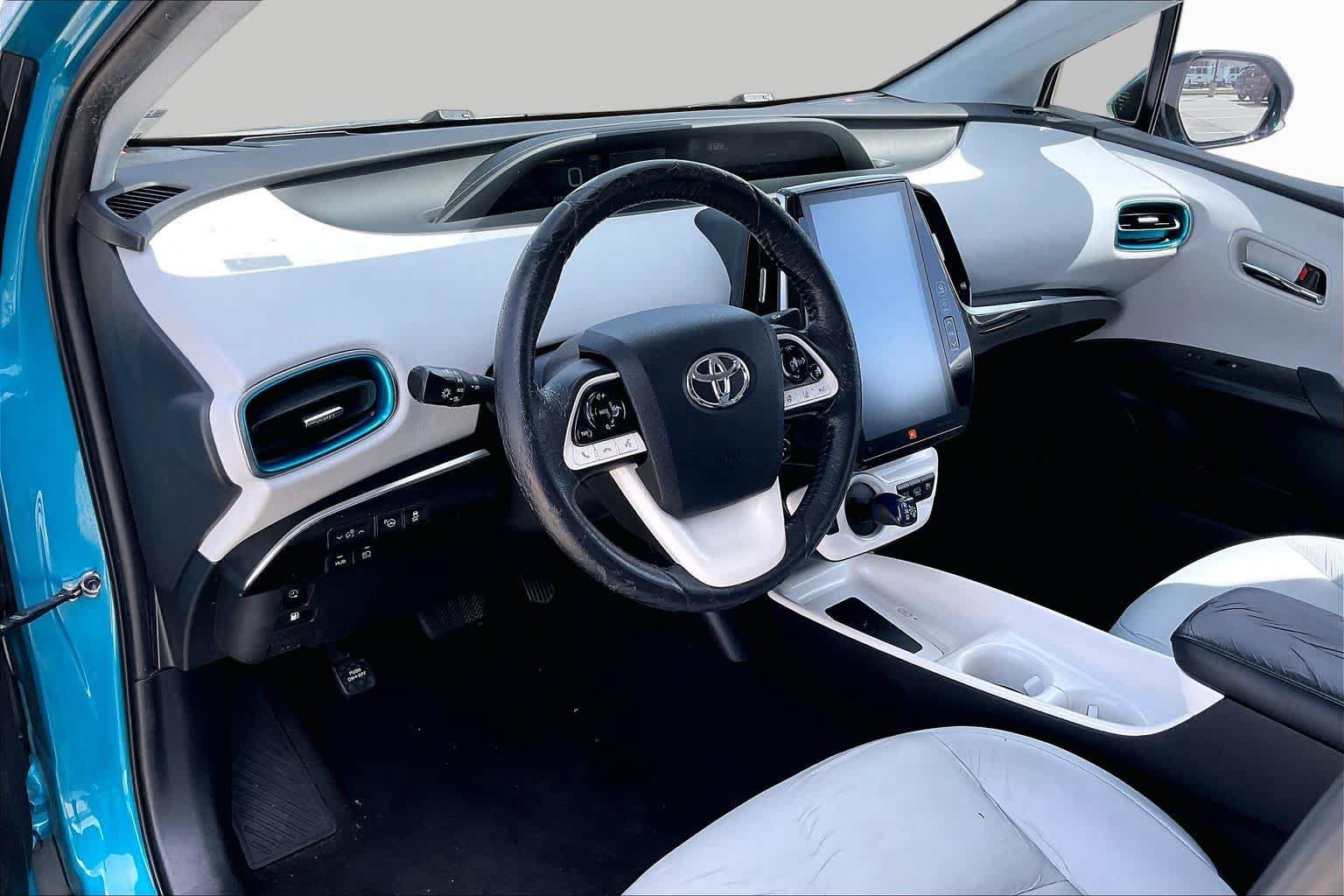 Used 2017 Toyota Prius Prime Advanced w/ Preferred Accessory Package FWD image 17