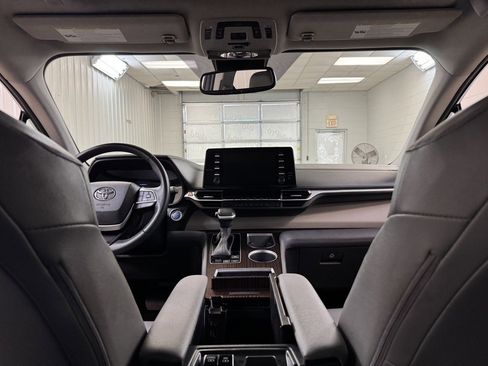 Used 2024 Toyota Sienna XLE image 18