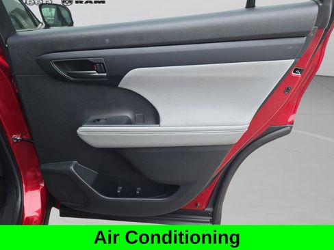 Used 2023 Toyota Highlander L image 19