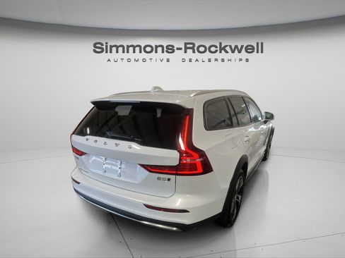 Used 2025 Volvo V60 B5 Cross Country Plus image 5
