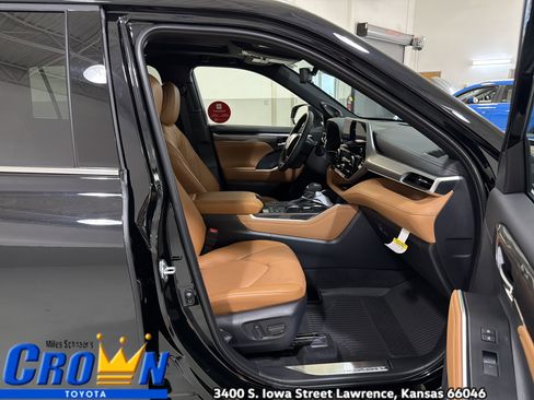 New 2026 Toyota Highlander Platinum image 37