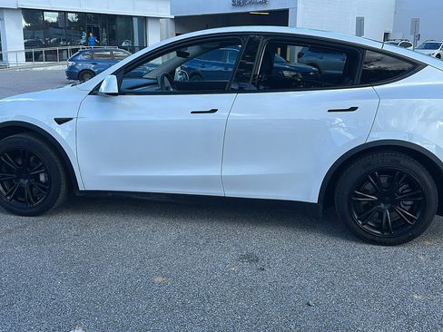 Used 2021 Tesla Model Y 2WD image 4