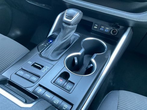 Used 2022 Toyota Highlander LE image 16