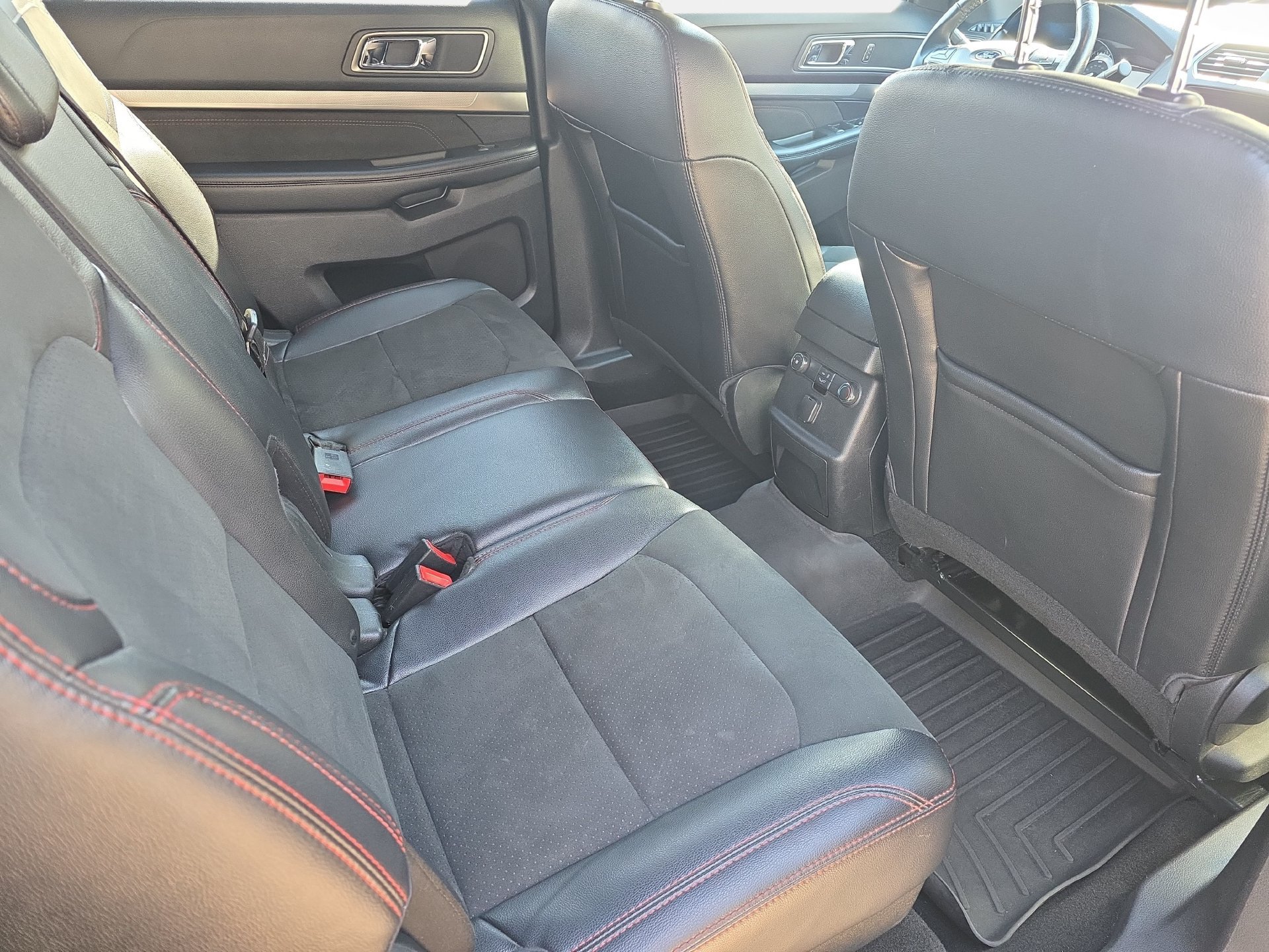 Used 2019 Ford Explorer XLT w/ Equipment Group 202A FWD image 11