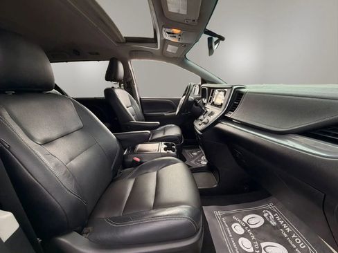 Used 2015 Toyota Sienna SE w/ SE Preferred Package FWD image 16