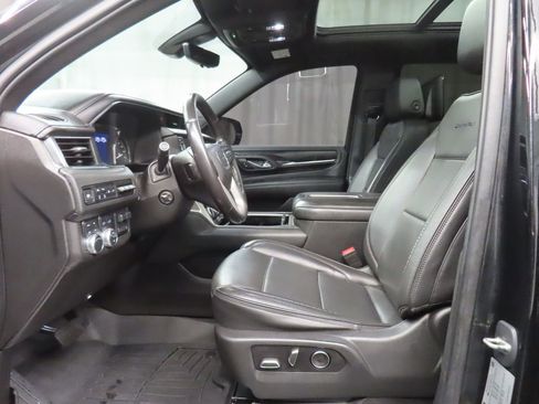 Used 2021 GMC Yukon Denali w/ Denali Premium Package image 9
