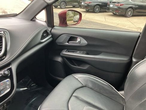 Used 2020 Chrysler Pacifica Limited w/ Advanced Safetytec Group FWD image 27