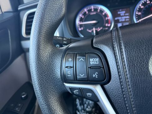 Used 2014 Toyota Highlander LE AWD/4WD image 21