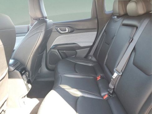 Used 2024 Jeep Compass Latitude image 12