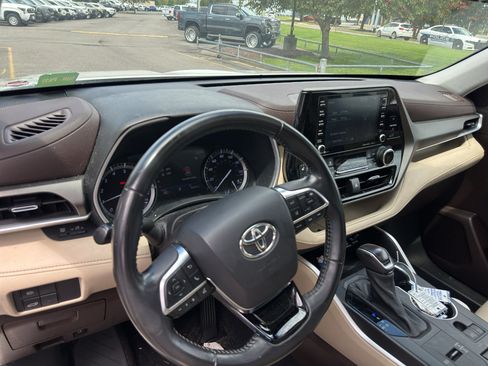 Used 2020 Toyota Highlander XLE FWD image 21