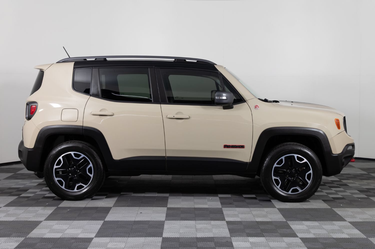 Used 2015 Jeep Renegade Trailhawk w/ Popular Equipment Group AWD/4WD image 8