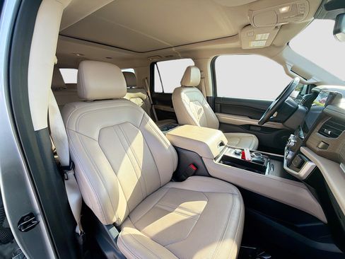Used 2024 Ford Expedition Limited image 16