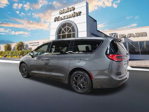 Used 2023 Chrysler Pacifica Touring-L w/ Uconnect Theater Family Group image 12