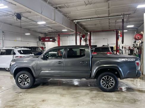 Used 2022 Toyota Tacoma TRD Sport w/ TRD Premium Sport Package AWD/4WD image 6