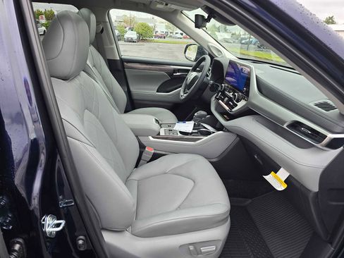 New 2026 Toyota Highlander Platinum AWD/4WD image 12