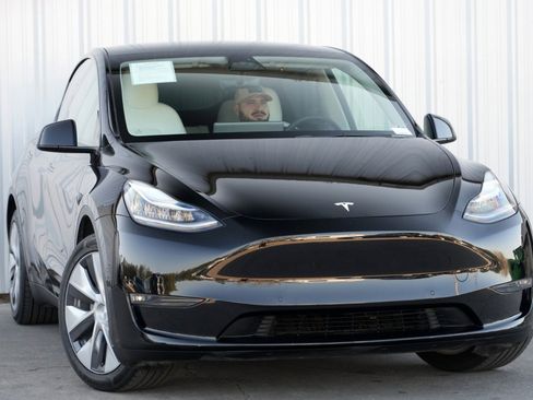 Used 2021 Tesla Model Y Long Range image 4