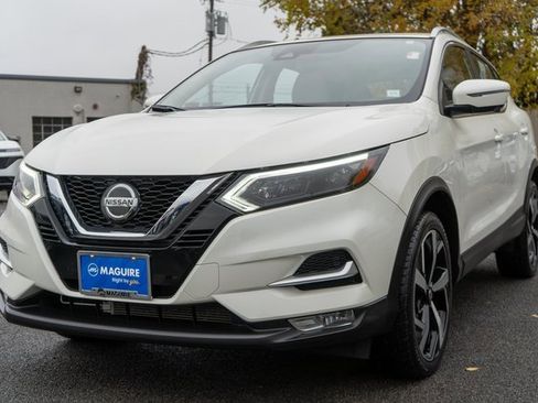 Used 2022 Nissan Rogue Sport SL w/ Premium Package image 2