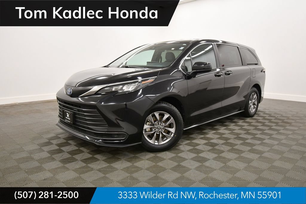 Used 2025 Toyota Sienna LE FWD image 1