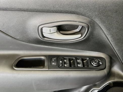 Used 2023 Jeep Renegade Altitude w/ Sun/Sound Group AWD/4WD image 18