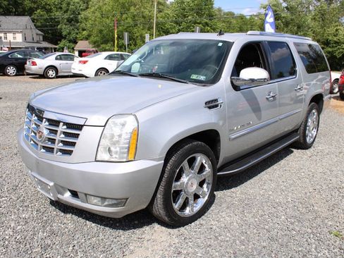 Used 2013 Cadillac Escalade ESV Luxury AWD/4WD image 2