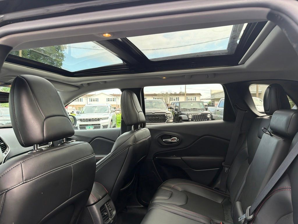 Used 2022 Jeep Cherokee Trailhawk w/ Sun, Sound & Nav Group AWD/4WD image 37