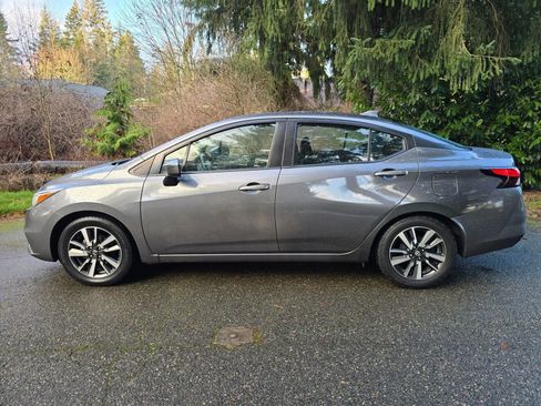Used 2021 Nissan Versa SV image 2