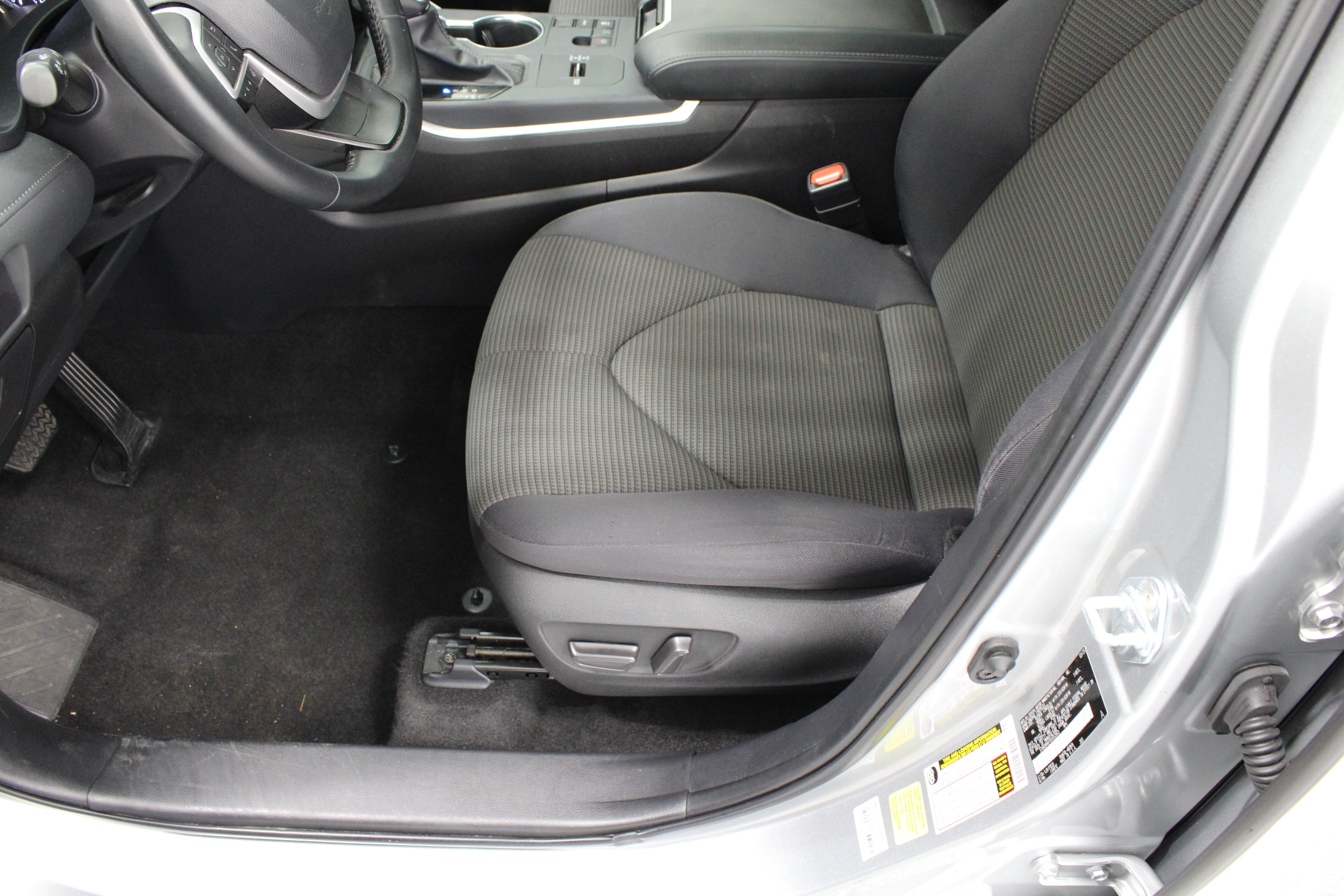 Used 2025 Toyota Highlander LE FWD image 15