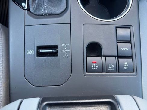 Used 2023 Toyota Highlander L image 11