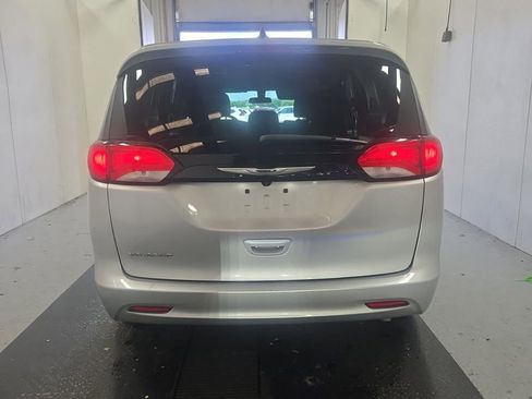 Used 2022 Chrysler Voyager LX image 4