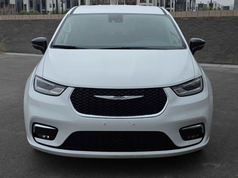 Used 2024 Chrysler Pacifica Limited FWD image 3
