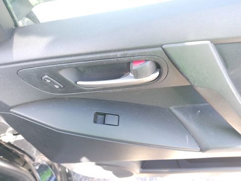 Used 2013 MAZDA MAZDA3 i Sport image 35