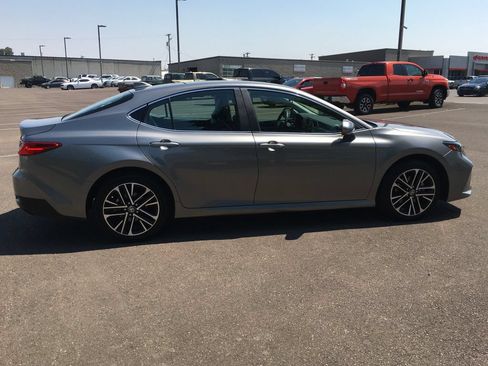 Used 2025 Toyota Camry XLE AWD/4WD image 9