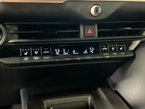 Used 2023 Toyota Crown Limited image 27