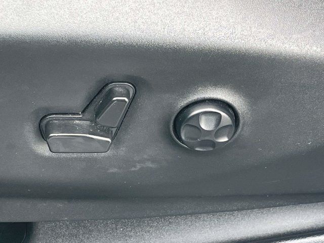 Used 2025 Chrysler Pacifica Select FWD image 17