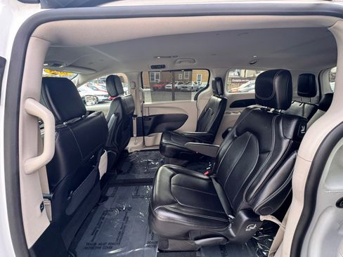 Used 2024 Chrysler Pacifica Touring-L image 11