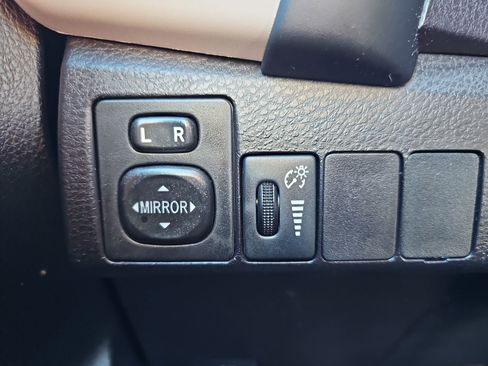 Used 2017 Toyota Corolla LE image 24