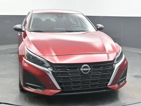 Used 2024 Nissan Altima 2.5 SV image 3