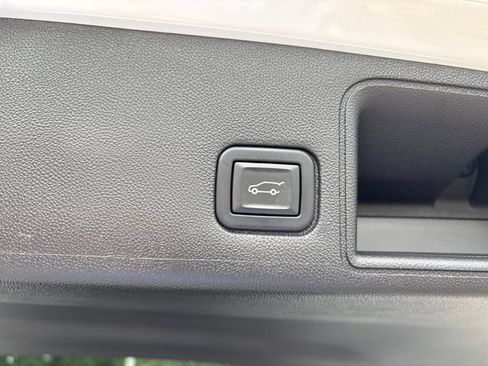 Used 2022 GMC Terrain SLT w/ LPO, Floor Liner Package AWD/4WD image 23