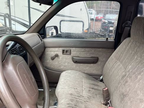 Used 2000 Toyota Tacoma 2WD Regular Cab image 3