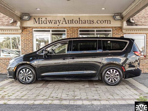 Used 2023 Chrysler Pacifica Touring-L FWD image 4