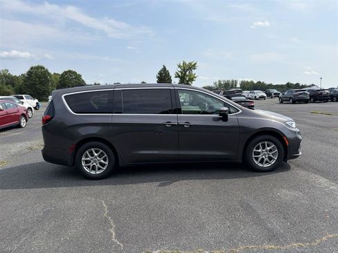 Used 2023 Chrysler Pacifica Touring-L FWD image 4