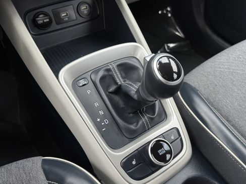 Used 2020 Hyundai Venue FWD image 26