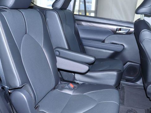 Used 2025 Toyota Highlander Limited AWD/4WD image 24